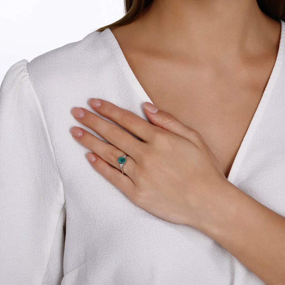 Baget Zümrüt Etrafı Üçgen Pırlanta Yüzük