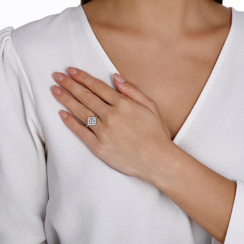 0.34 Karat Baget Charmy Pırlanta Yüzük