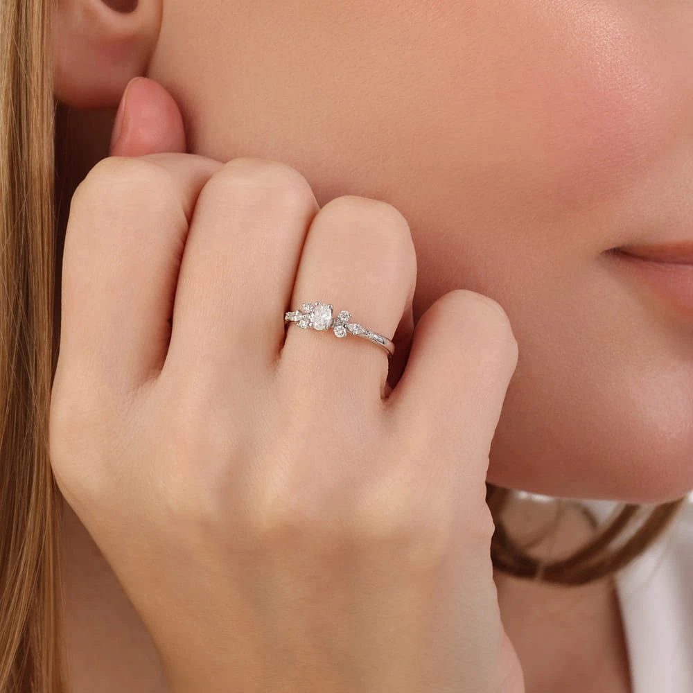 L'oval 0.38 Karat Oval Tektaş Pırlanta Yüzük