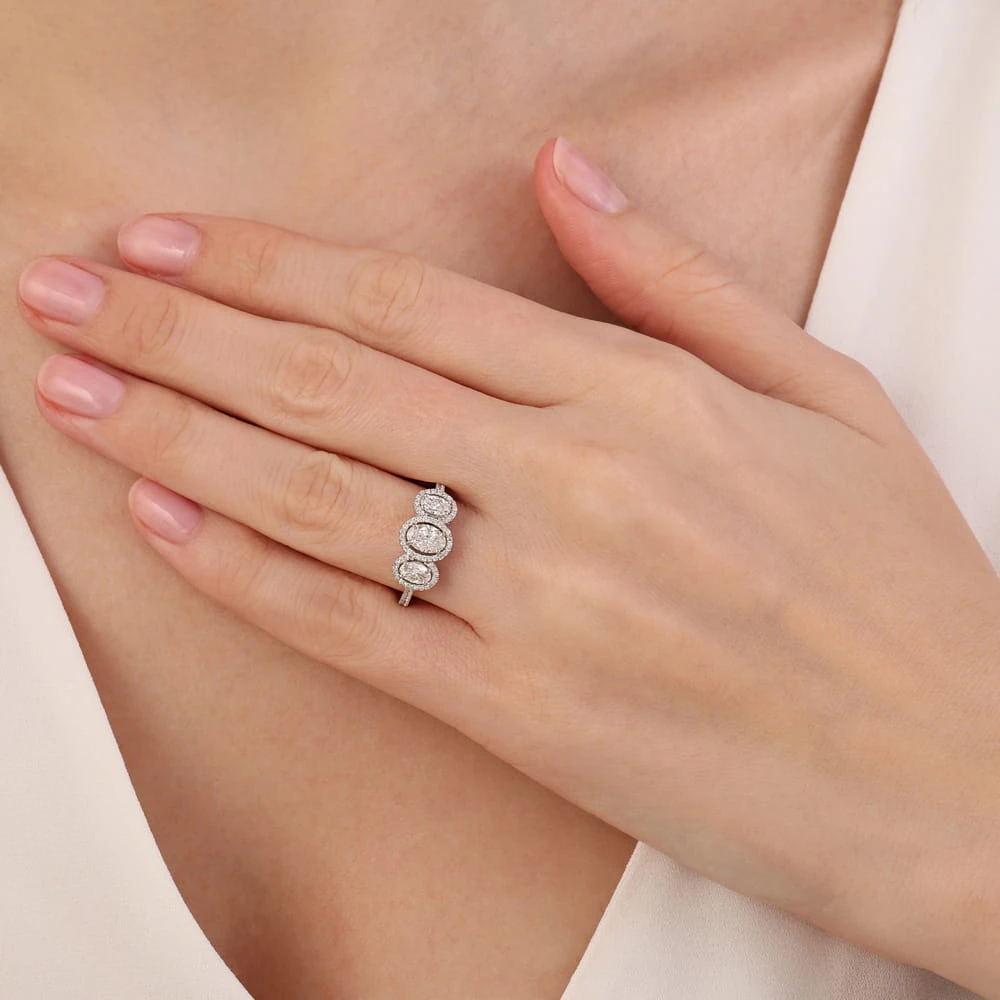 L'oval 1.18 Karat Oval Tria Pırlanta Yüzük